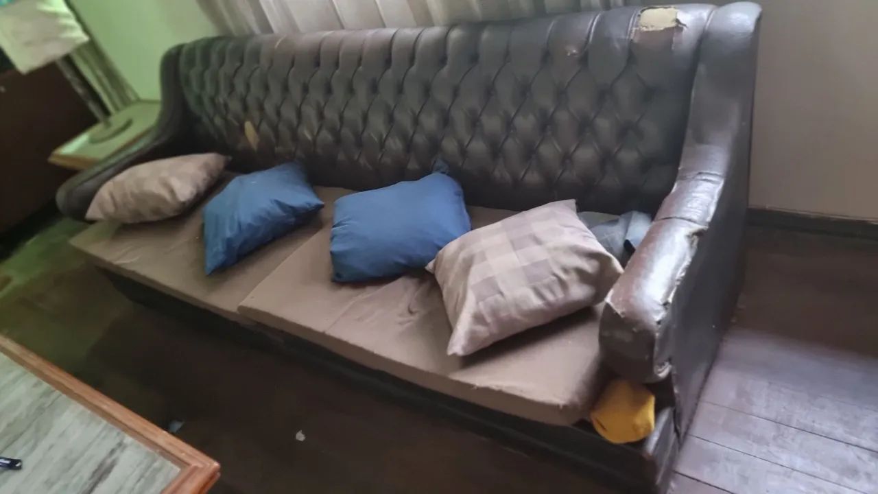 Sofá de 4 lugares e 2 poltronas de couro legítimo - Foto 2