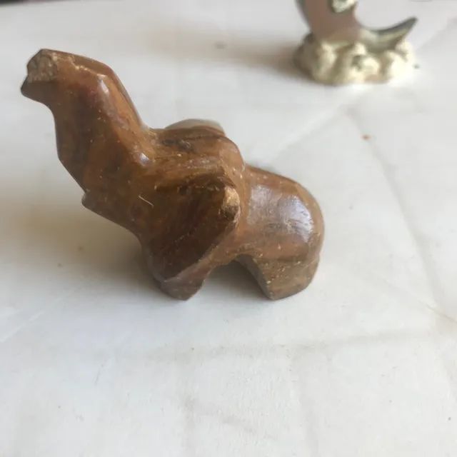 2 mini enfeites de lua e elefante - Foto 3