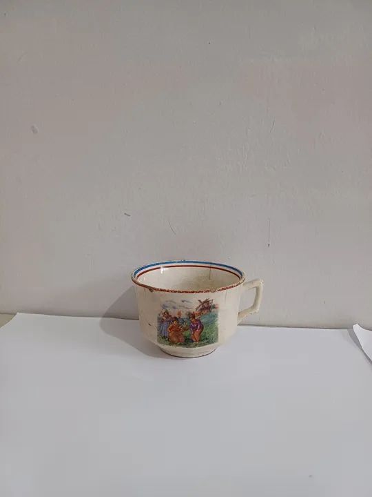Xícara antiga de porcelana