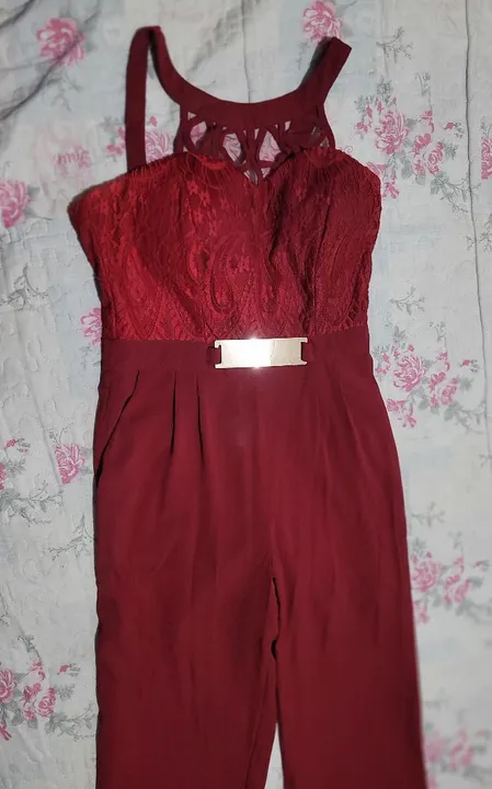 Macacão de renda vermelho