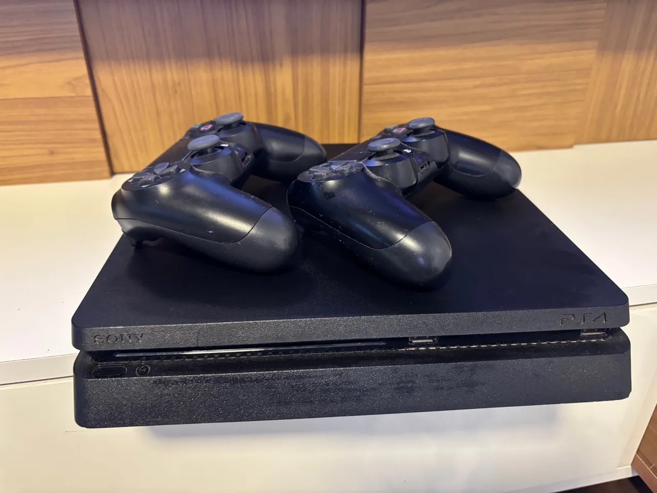 PS4 Slim com 2 controles