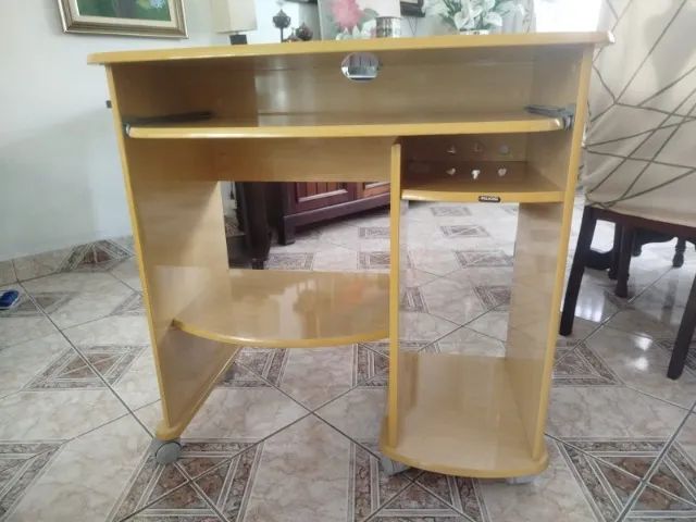Mesinha de Computador em MDF muito BOA - em ótimo estado  - Foto 2