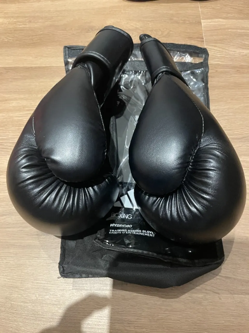 Kit Boxe Muay Thai Adidas H80 Black Luva + Bandagem Black