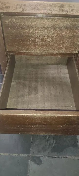 Mesa de escritório em madeira com gavetas - Foto 4