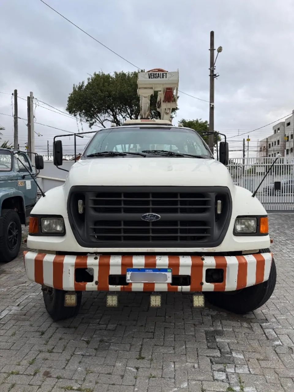 FORD 14000 CABINE DUPLA COM CESTO AEREO VERSALIFT VST-47