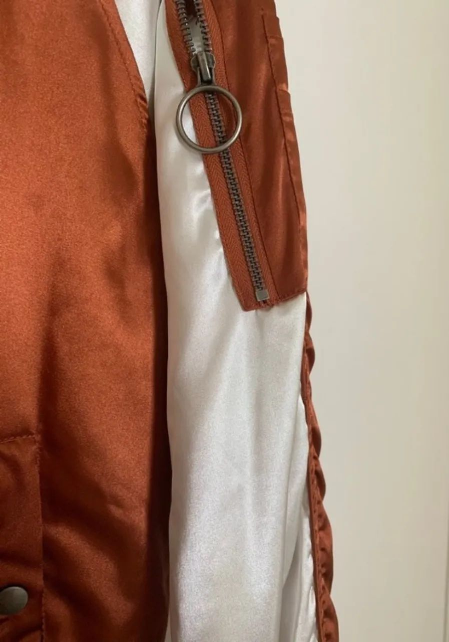 jaqueta bomber caramelo e off white Forever 21 - Foto 4