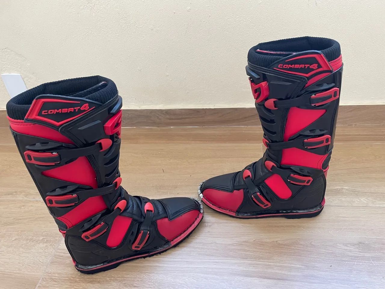Botas de Trilha Combat4 - Vermelhas e Pretas