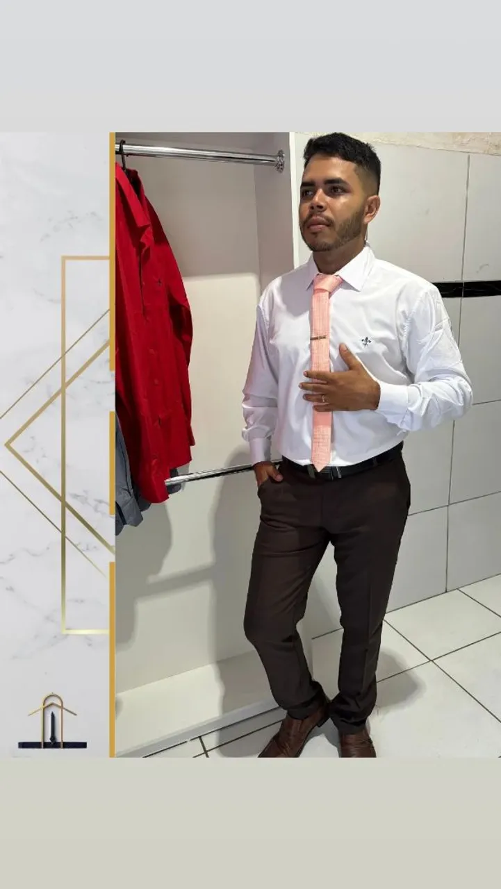 Camisa social branca e calça social marrom