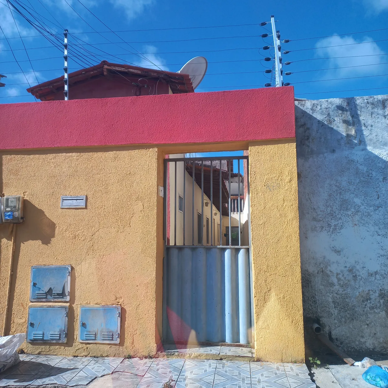 Alugo casa pequena Muito Bem Localizada