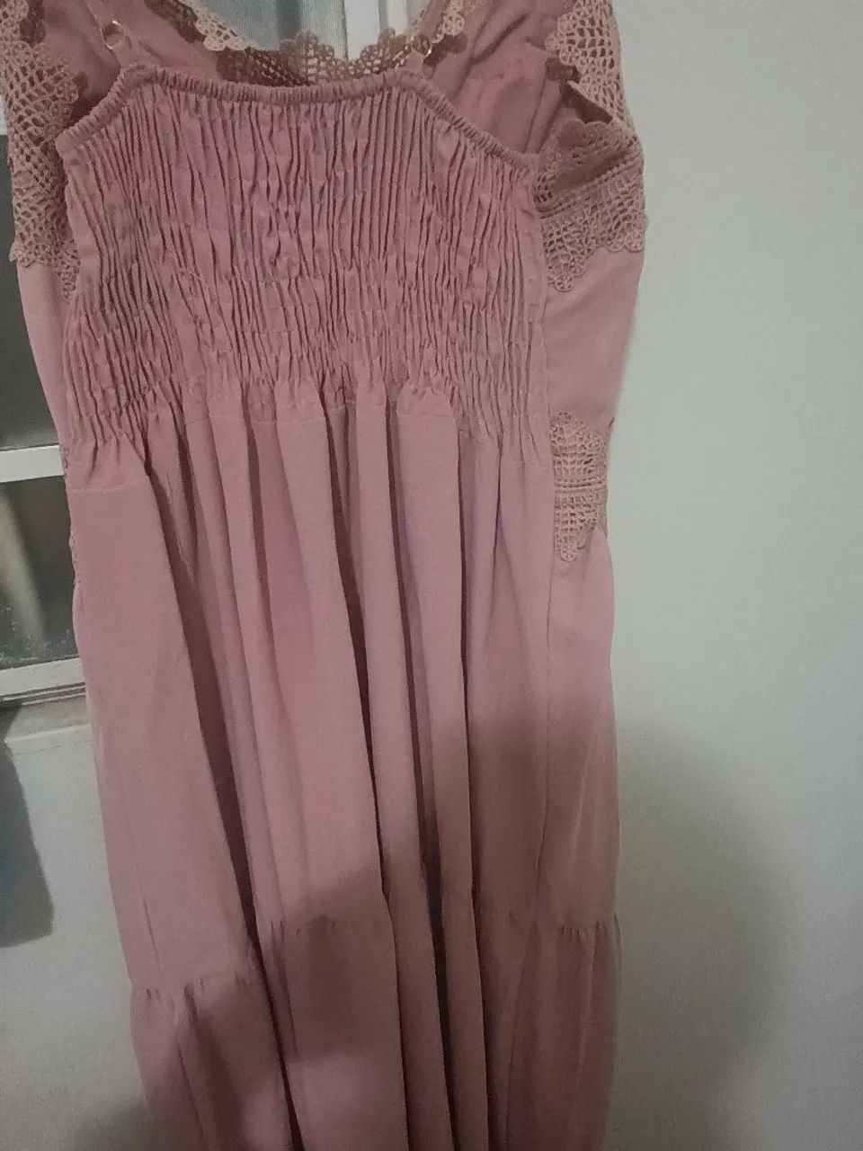 Vestido longo rosa com detalhes em renda - Foto 4
