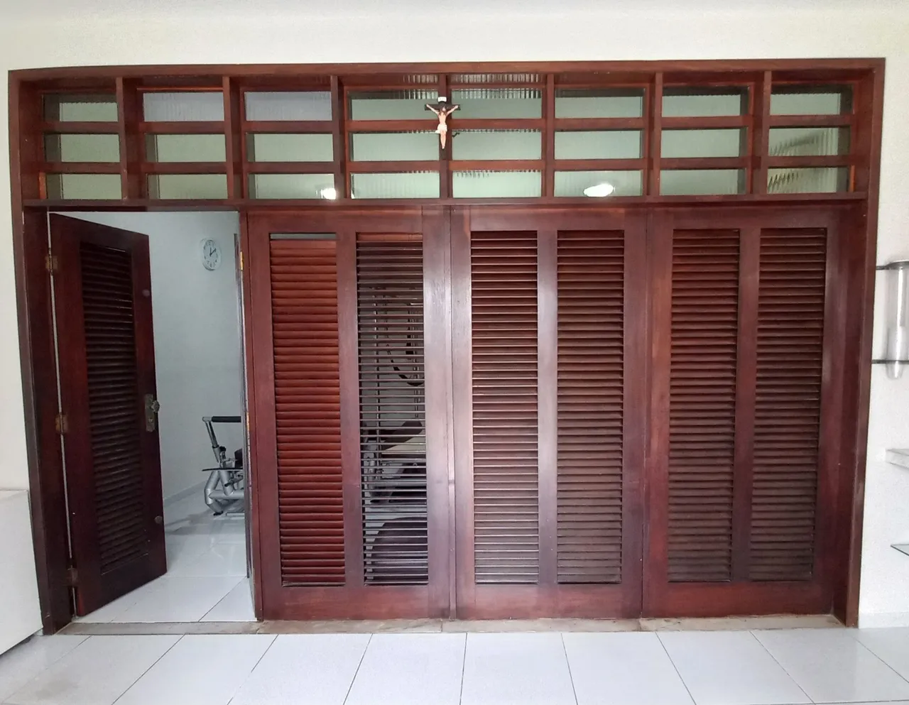 Esquadria de madeira maciça com porta.