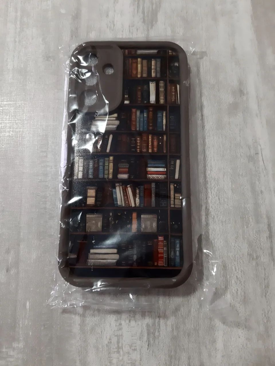Capa para Celular Estilo Estante de Livros - Foto 3