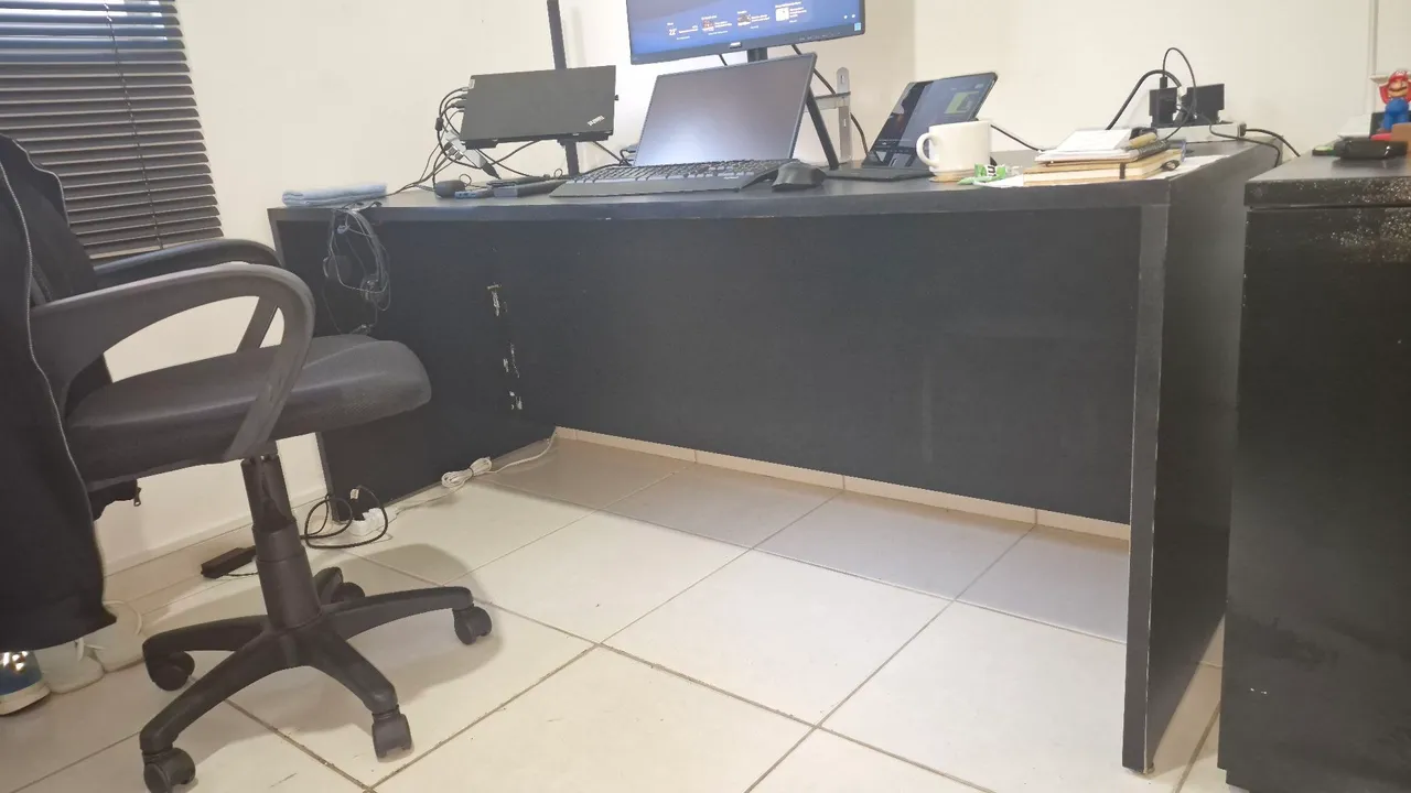 Escrivaninha preta para escritório