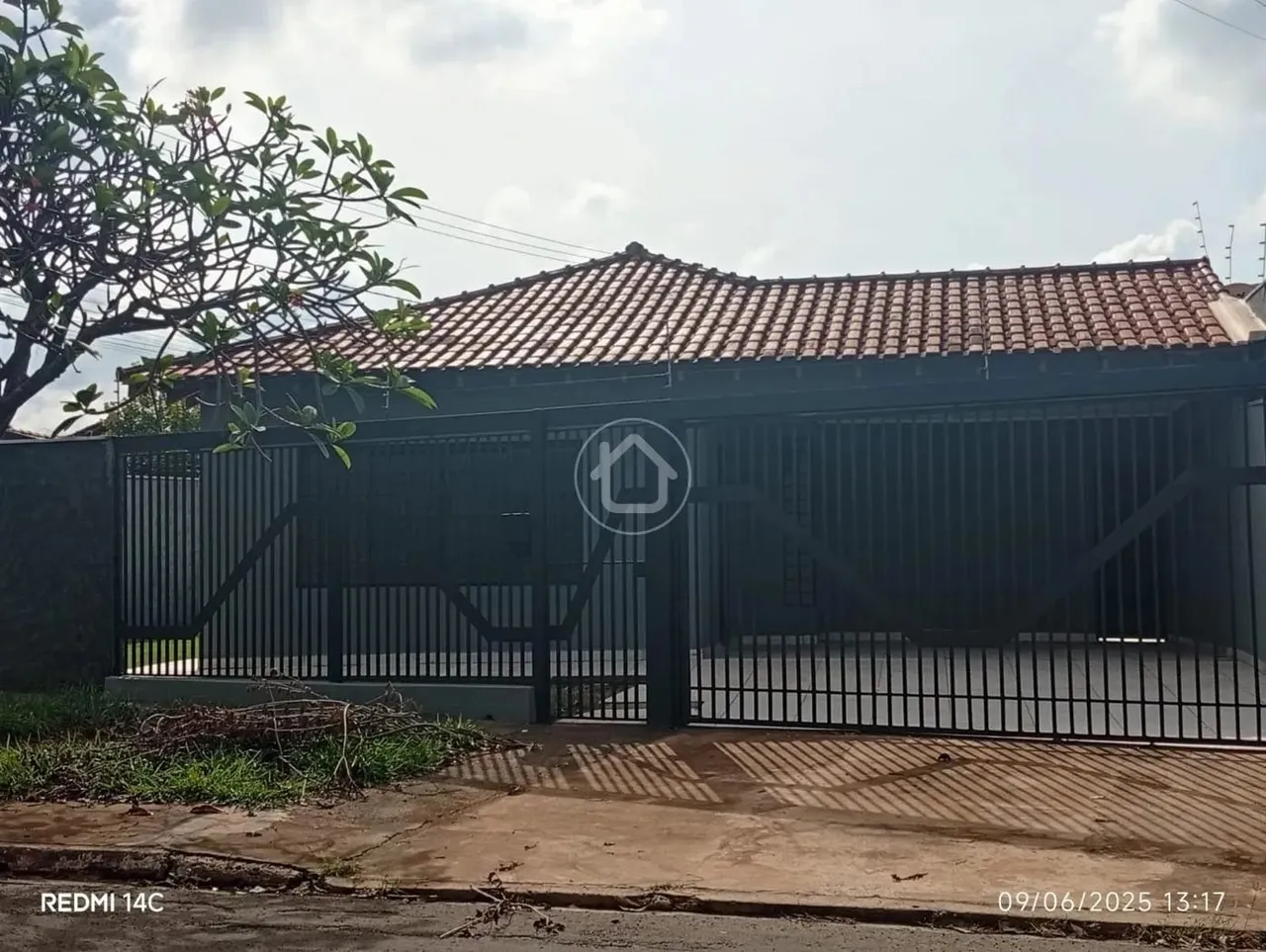 CASA COM 03 DORMITORIOS SENDO 01 SUITE