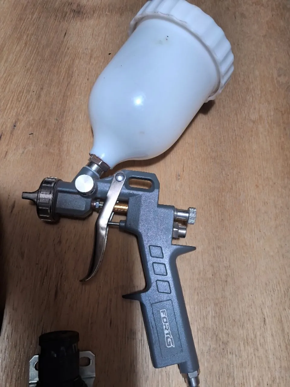 Pistola de pintura e acessórios.