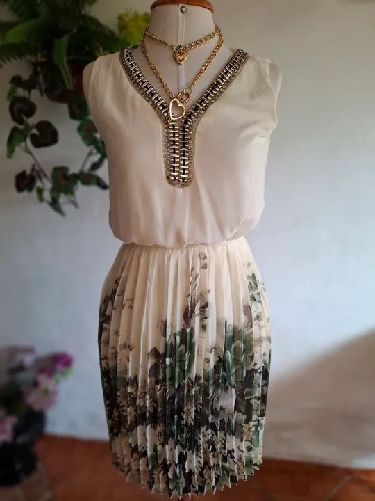 Vestido branco com saia plissada floral