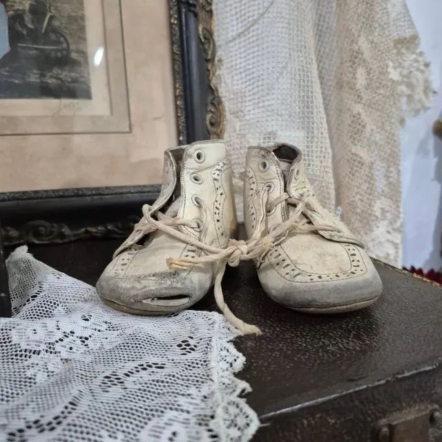 Botinha antiga64293279203587122