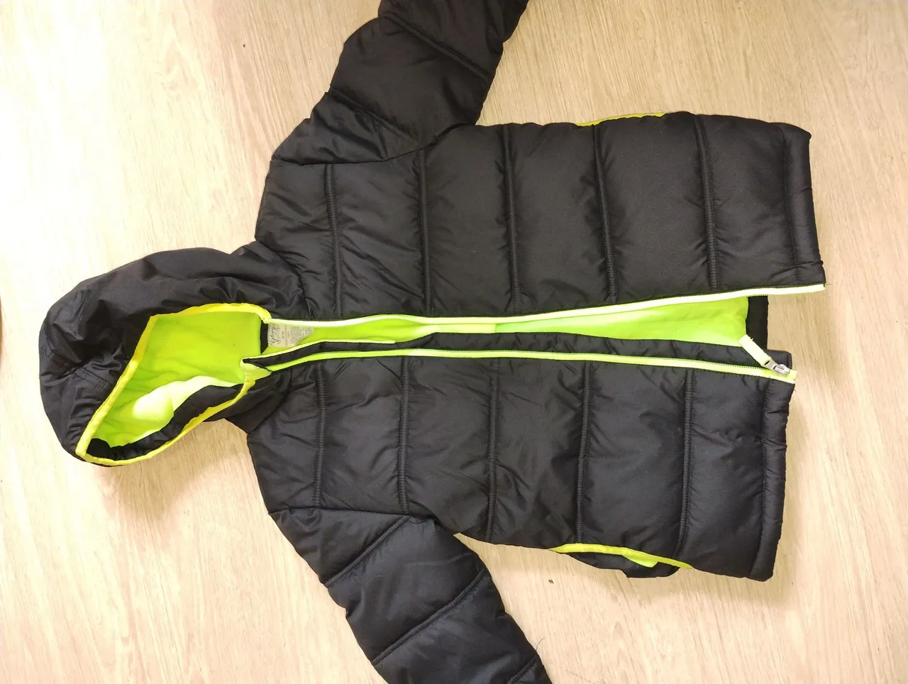 Casaco Infantil Preto com Detalhes em Verde Neon