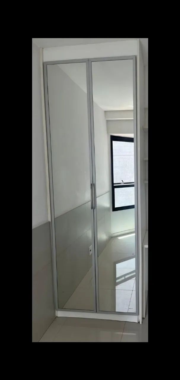 Armário Usado com espelho portas com puxadores de inox