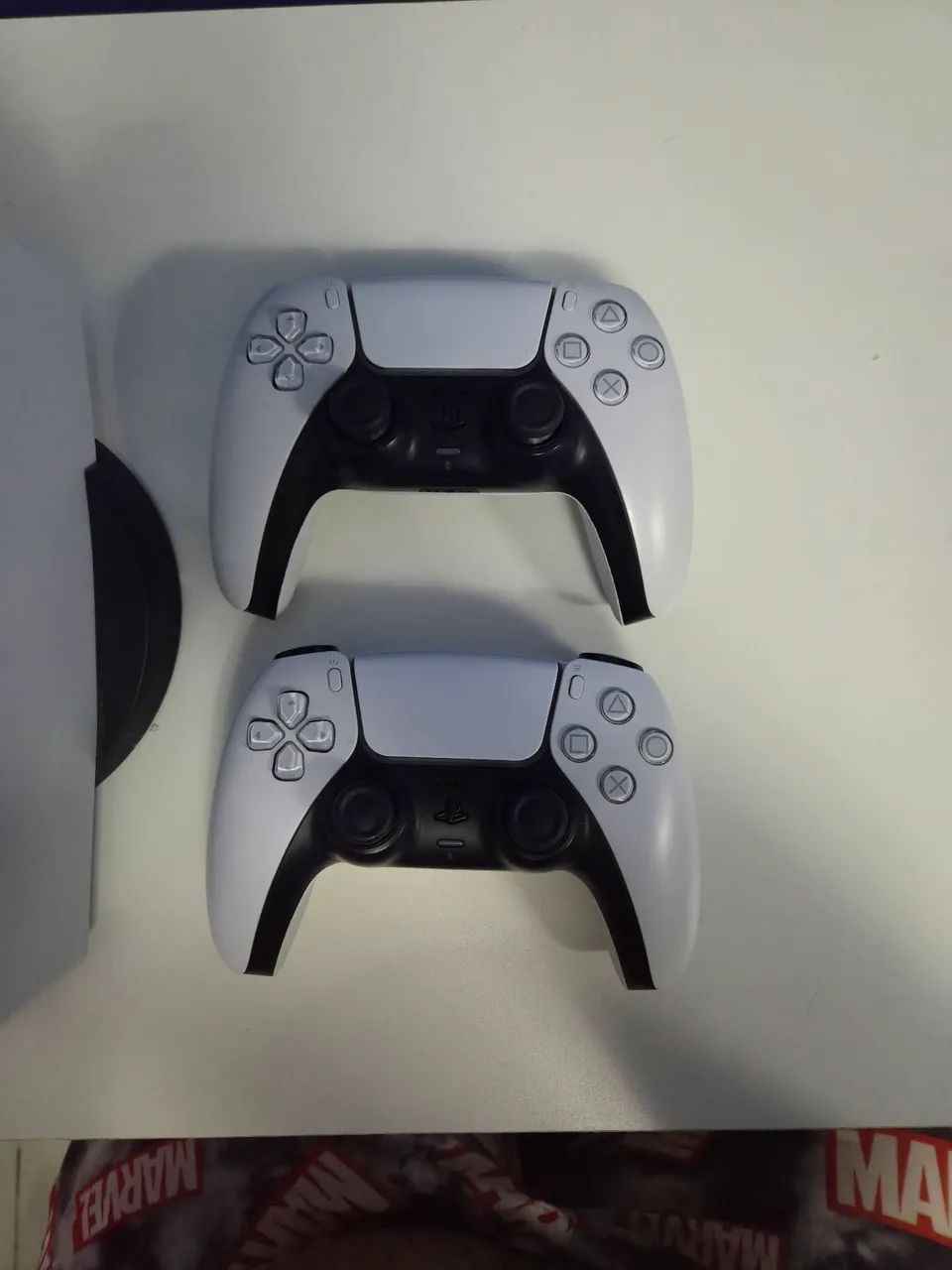 PS5 , em perfeito estado. Com 4 jogos e 2 controles - Foto 3