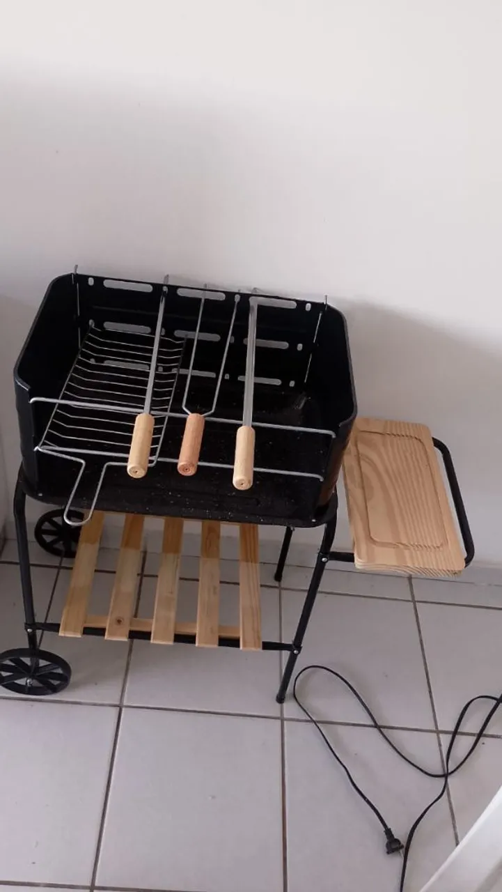 Churrasqueira portátil com tábua de corte