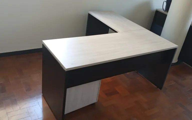 Mesa em L com gaveteiro