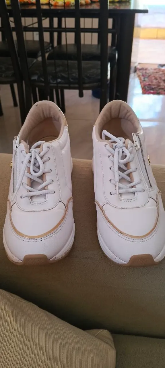 Tênis branco com detalhes