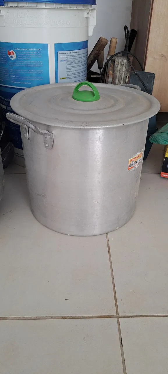 Panela de alumínio grande com tampa