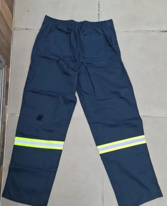 Calça de Uniforme com faixa refletiva - Foto 3