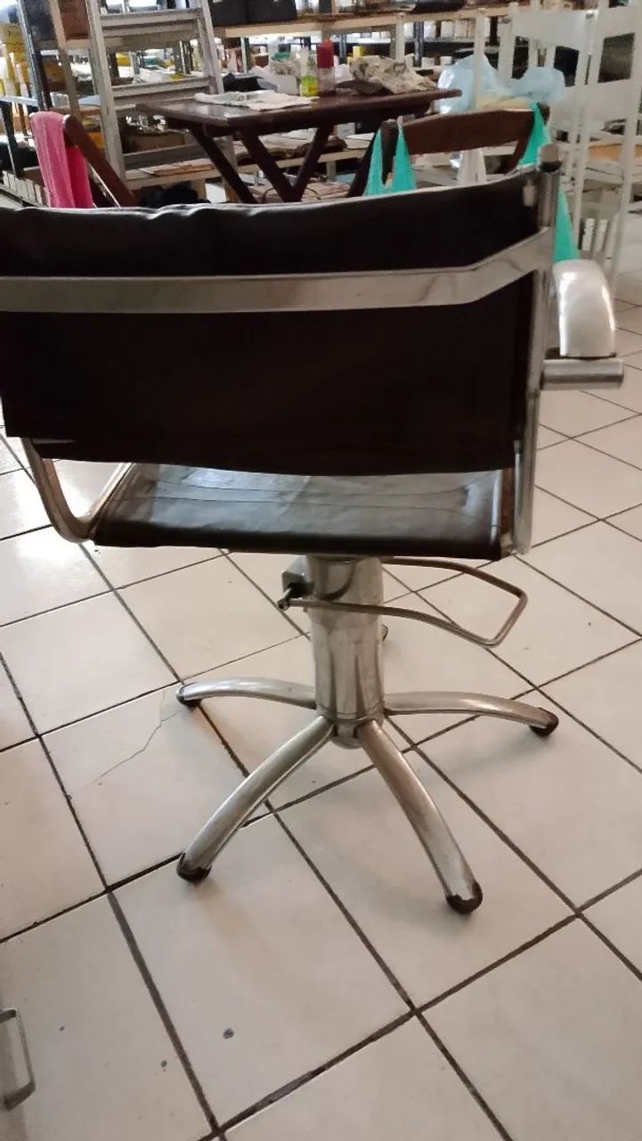 CADEIRA DE CABELEIREIRO PROFISSIONAL PERFEITO ESTADO  - Foto 3