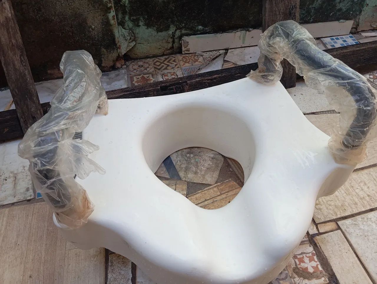 Assento de Vaso Sanitário com Apoios - Foto 3