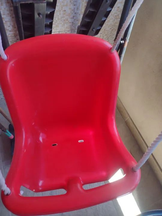 Balanço infantil vermelho