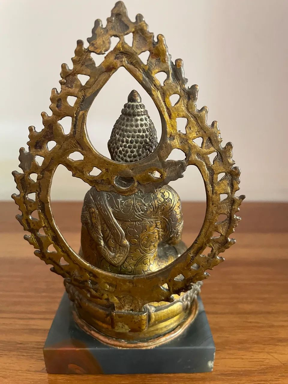 Buda Decorativo em Metal com Base em Pedra - 17 cm - Foto 3