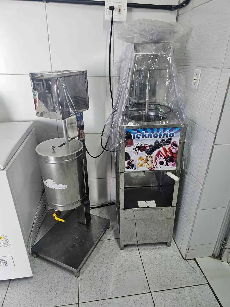 Máquina de fazer sorvete Teknofrio produtora de sorvete descontínua