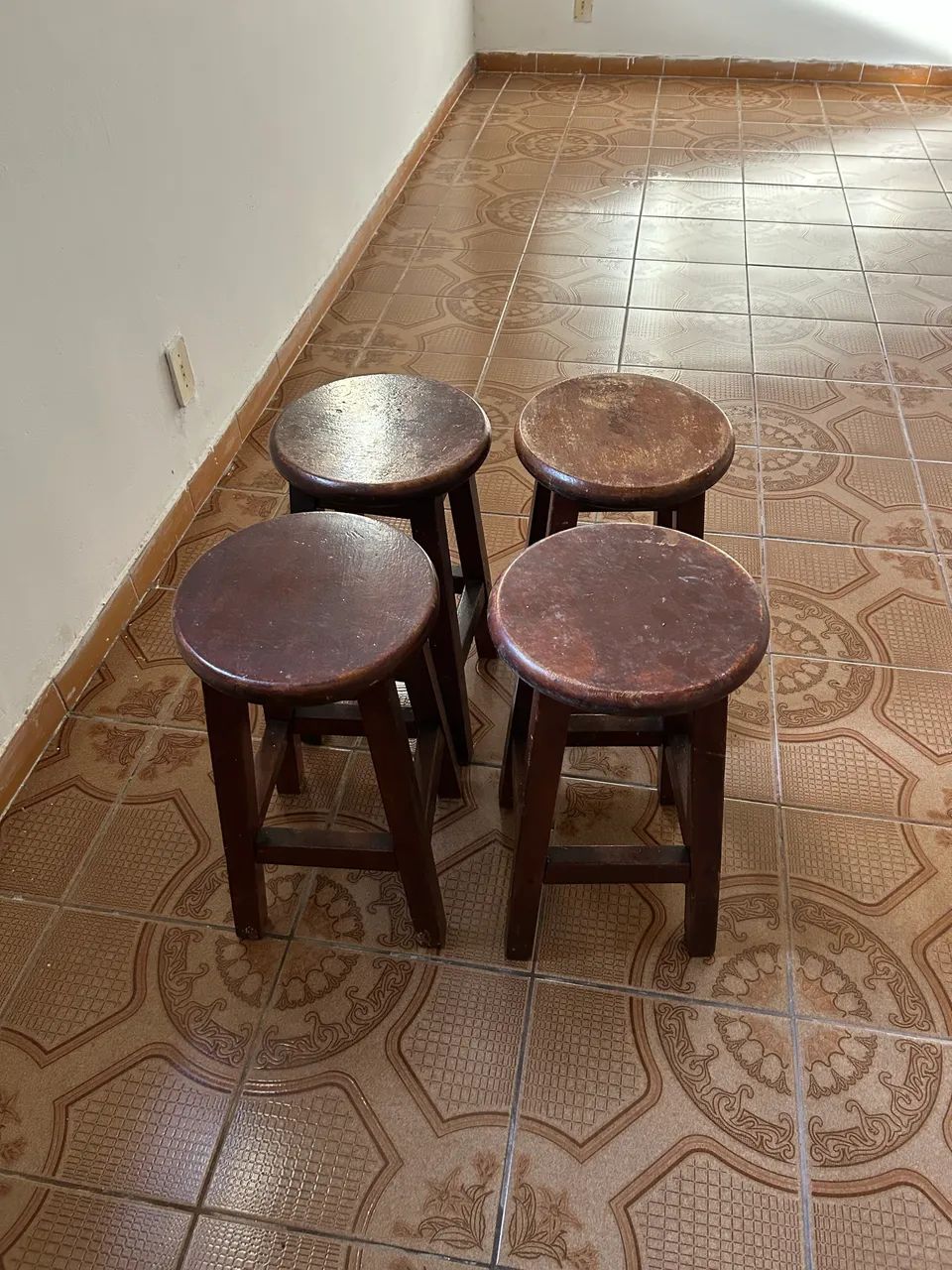 4 banquetas de madeira maciça, bem resistente