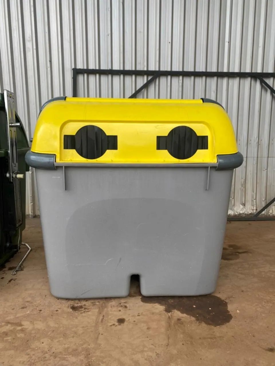 Containers de plastico, carga lateral  (1000-2500L)