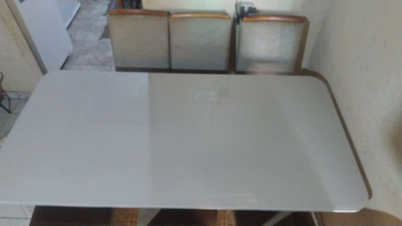 VENDO MESA COM 6 CADEIRAS!
