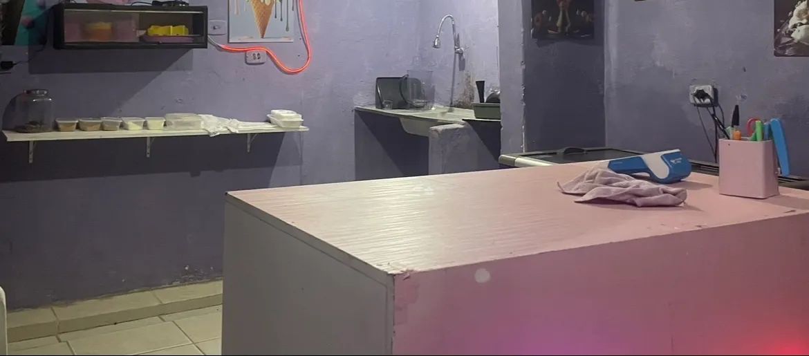 Vendo balcão sem defeito com led para sorveteria - Foto 2