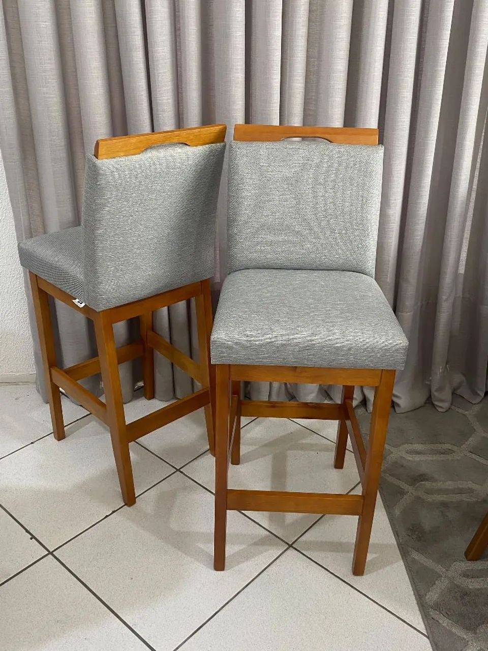 Banquetas em madeira maciça, estofadas  - Foto 3
