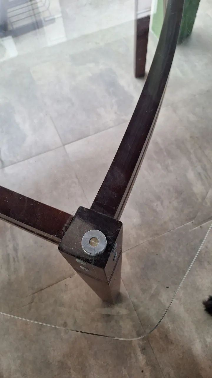 Mesa de Jantar Moderna em formato triangular com vidro curvo e base de madeira - 6 Lugares - Foto 3