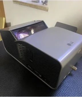 Projetor LG cinebeam c/TV 