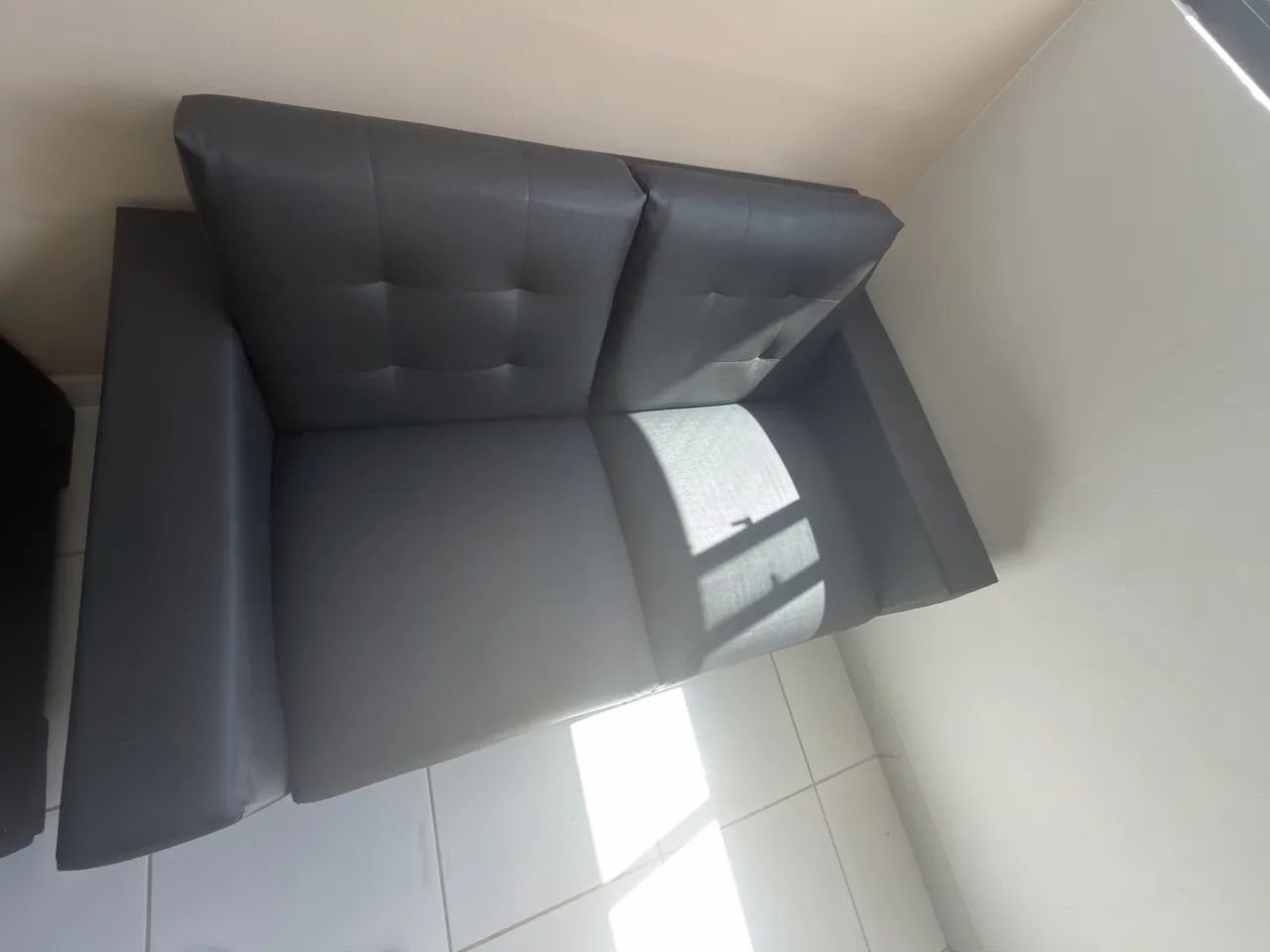 Jogo de Sofá e Poltronas preto de Courvin - Foto 3