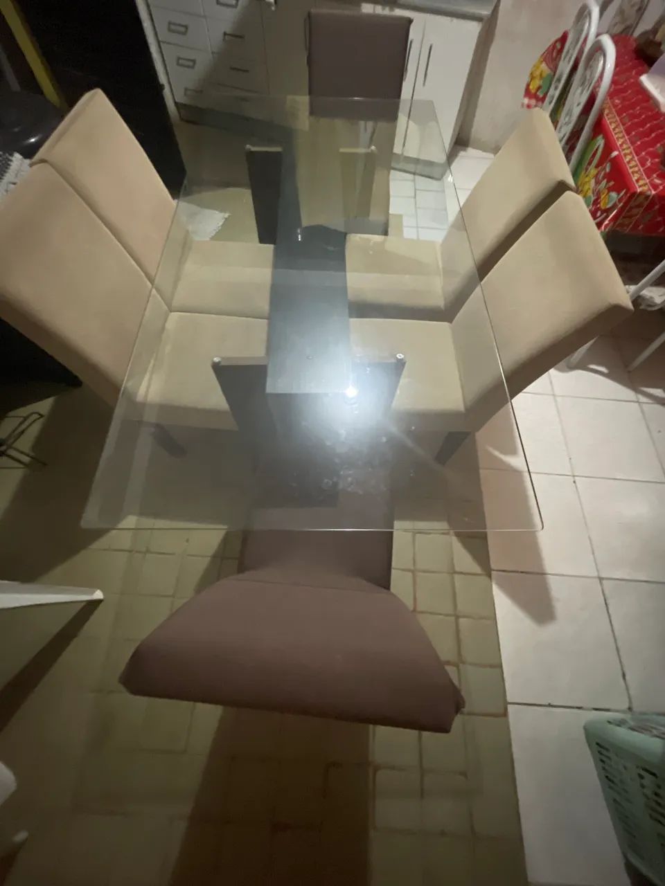 Mesa com 6 cadeiras. *Os pés das cadeiras estão quebrados*