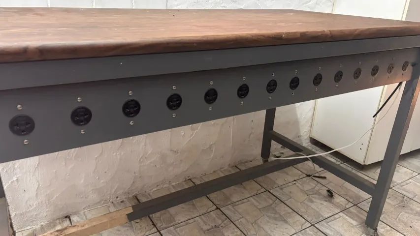 Mesa bancada de tomada para trabalho - Foto 3