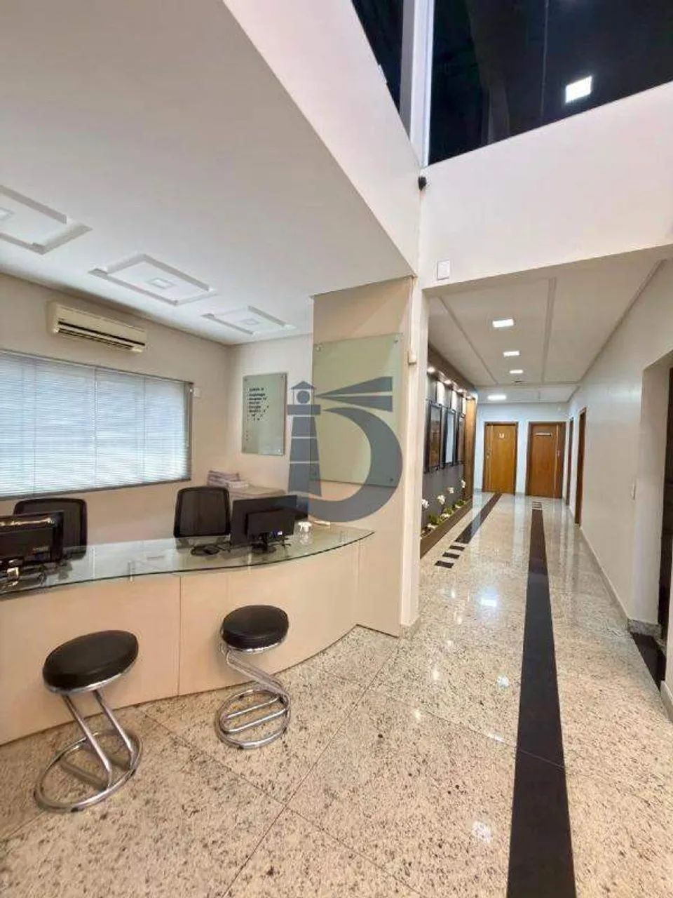 Imóvel Comercial Mobiliado e Equipado para Aluguel 12 consultórios, 05 vagas  Centro - Foto 2
