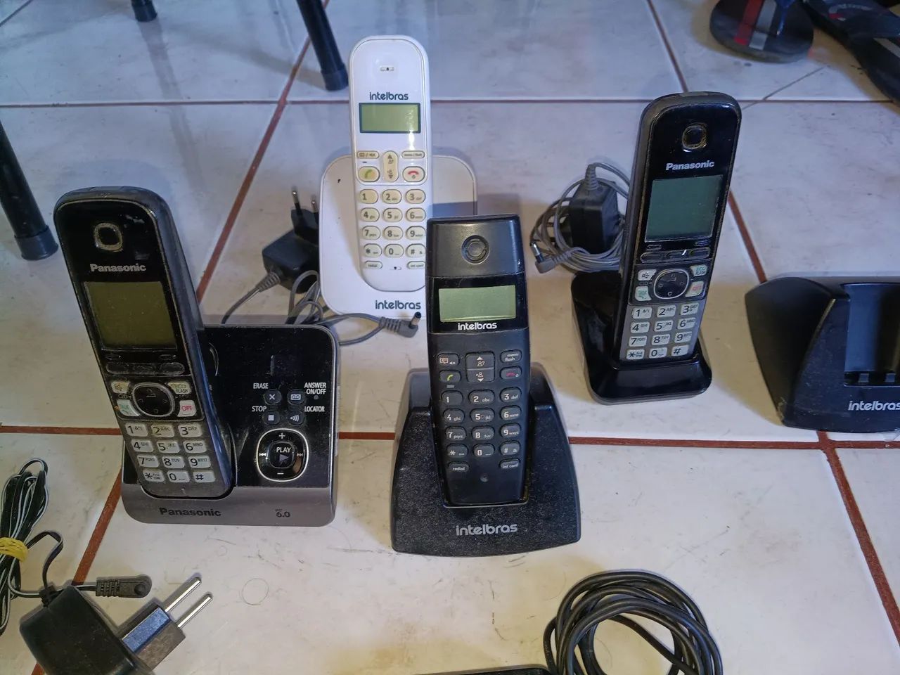 Vários telefone sem fio completos 