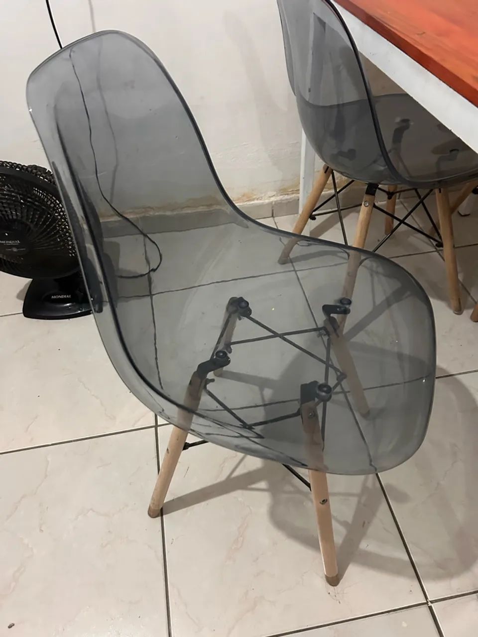 Vendo mesa com 4 cadeiras  - Foto 3