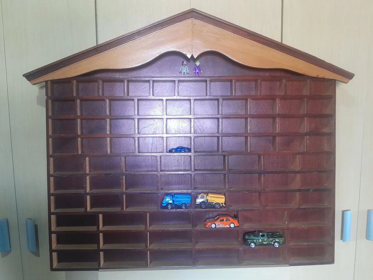 Expositor de miniaturas em madeira