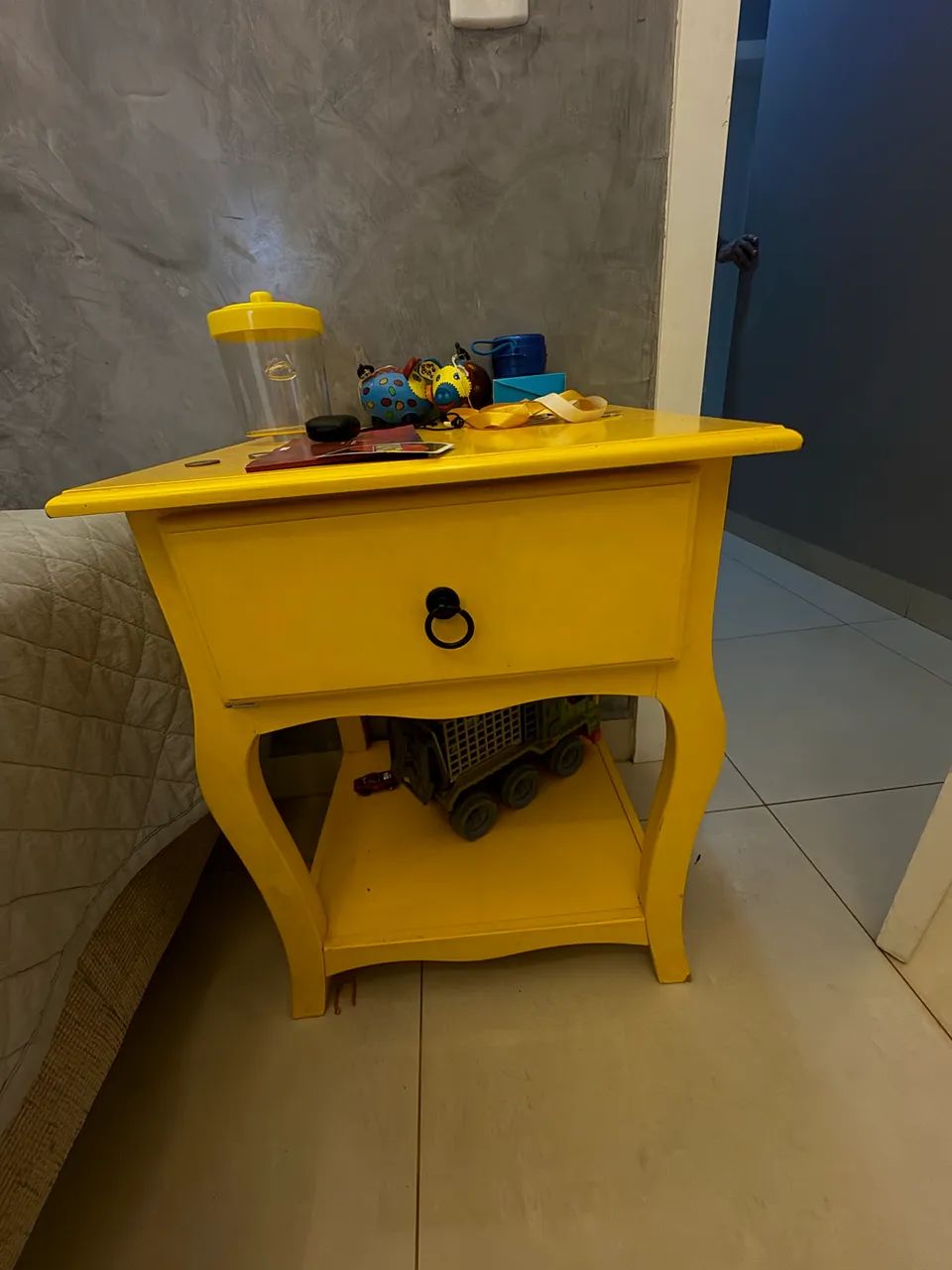Nichos, mesa de apoio e cadeira amarela