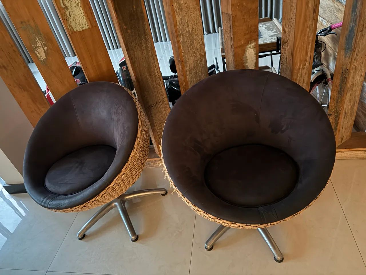 Par de Poltronas Decorativas Giratórias Premium - Fibra Natural + Couro